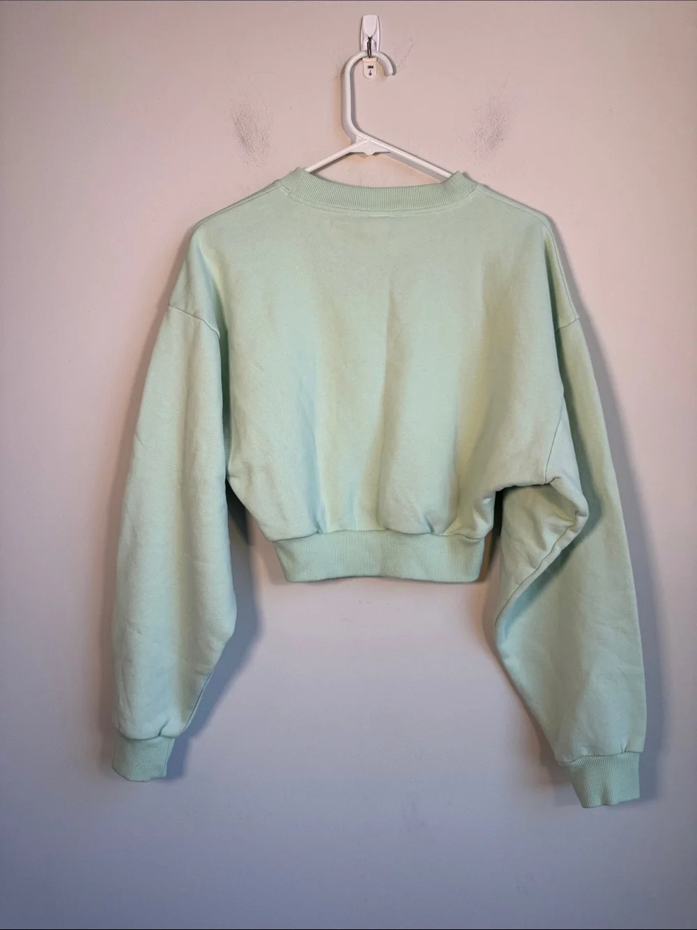 ALO Yoga Cropped Accolade Crewneck in Spearmint - S